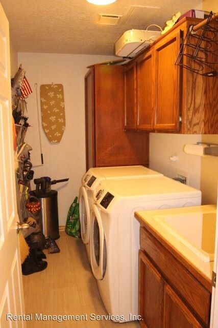 Building Photo - 3 br, 2.5 bath House - 3600 SW Brittany Dr