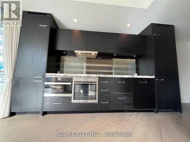 Photo du bâtiment - 45 Charles St E