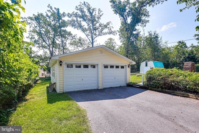 Building Photo - 10410 Shady Acres Ln