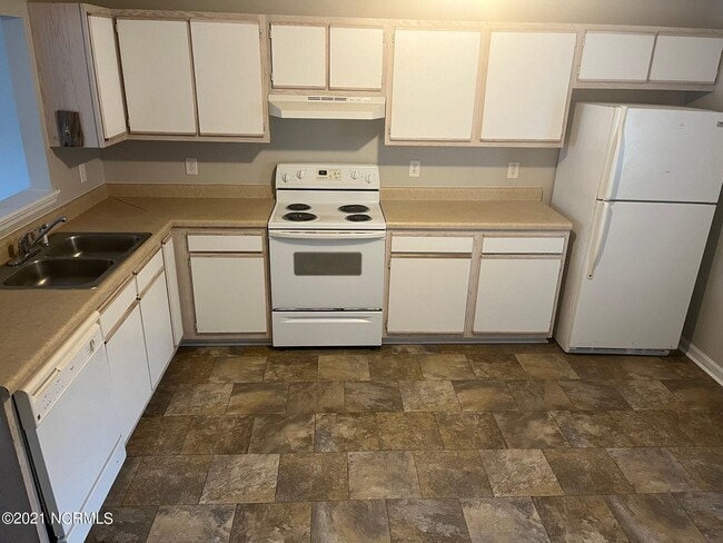 Building Photo - 202 Fairwood Ct