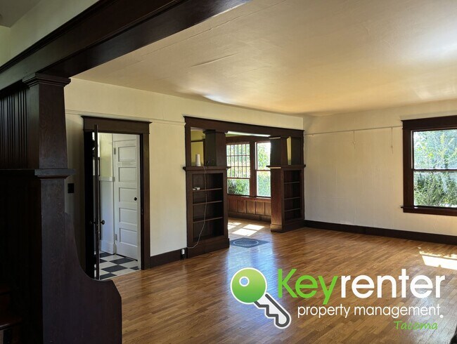 Building Photo - One of a Kind Craftsman House in Tacoma!