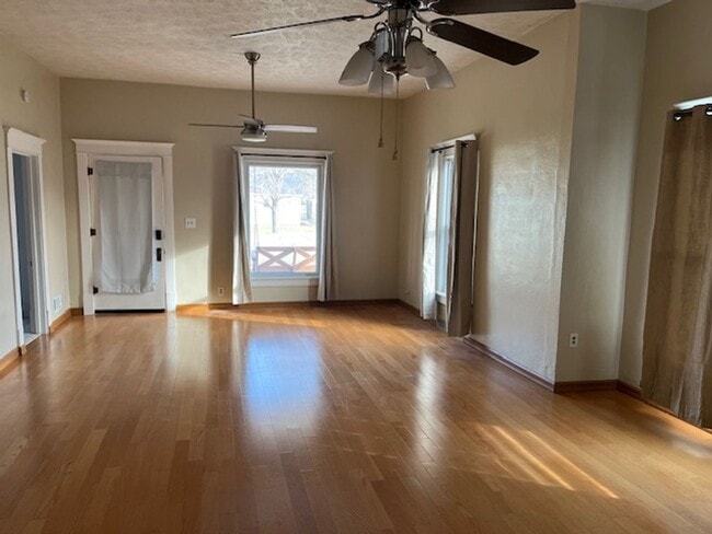 Building Photo - Renovated Bungalow