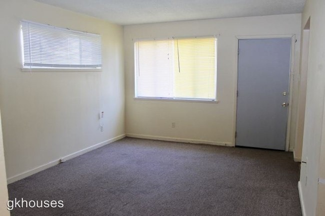 Building Photo - 2 br, 1 bath House - 4 Clint Court A