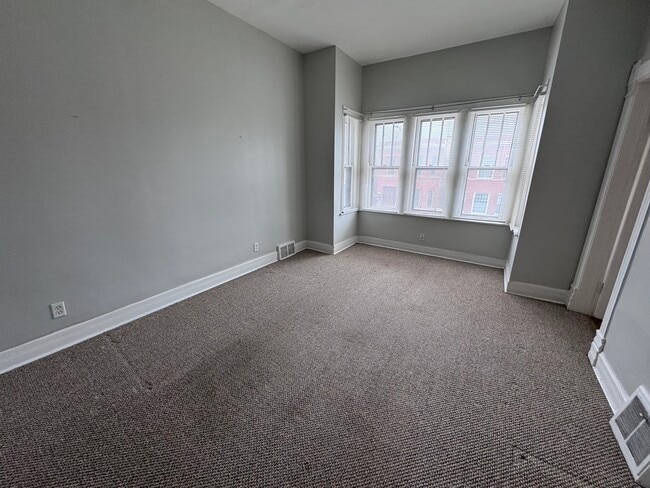 Building Photo - 2454 W Diversey Ave