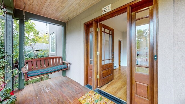 Building Photo - Stunning 2B/2B Home with Loft-Available Ma...