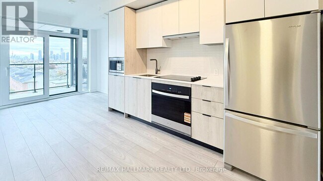 Building Photo - 1007 The Queensway