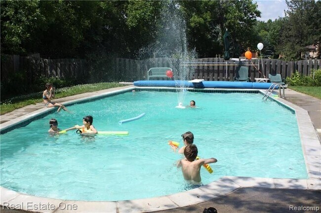 Foto del edificio - 5837 Folkstone Dr