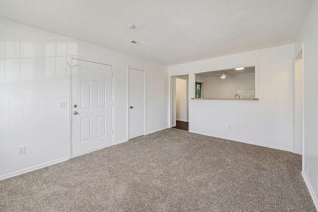 Foto del edificio - Charming 2-Bedroom Home - Look & Lease Special — Take ?500 off your first month’s rent!