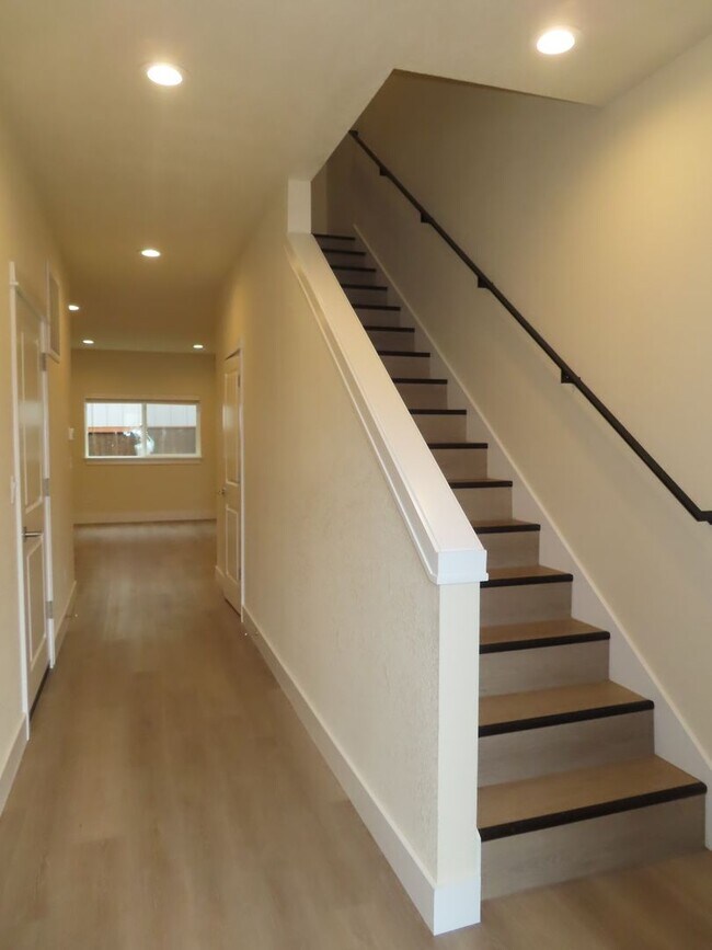 Building Photo - 2587Justine - FH