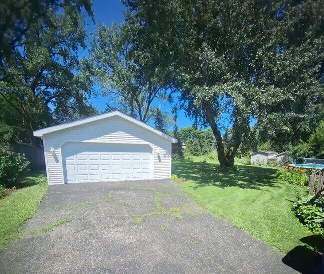 Building Photo - 15258 Walnut Dr