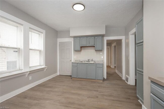 Building Photo - 5614 Drake Ave