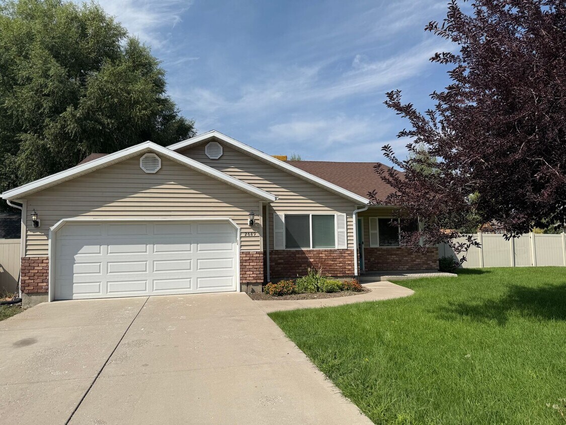 Primary Photo - Beautiful patio home with 2 car garage and...
