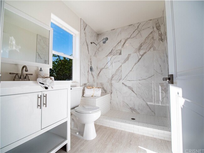 Foto del edificio - 22446 Criswell St