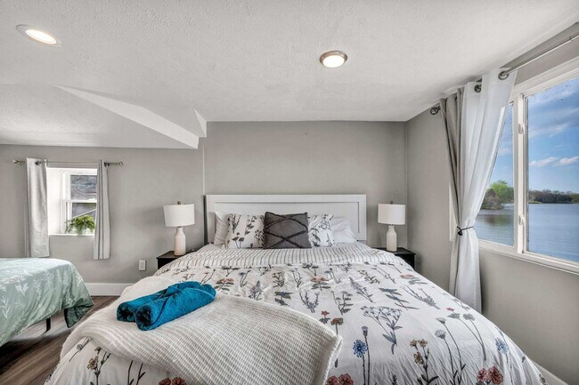 Foto del edificio - 829 Portage Lakes Drive