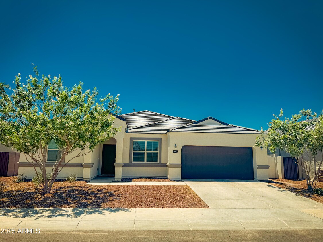 Foto principal - 19055 W Sheffer Ave