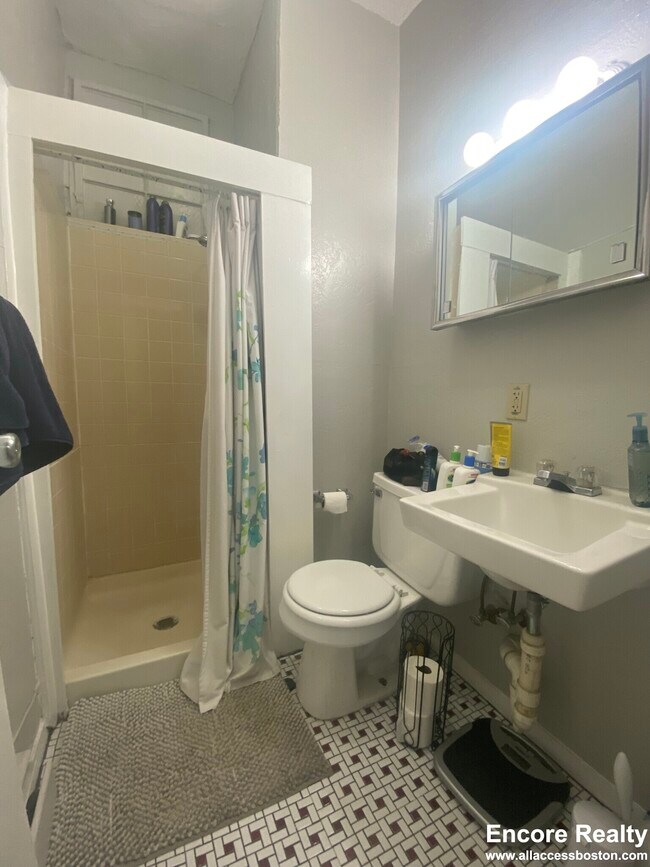 Building Photo - 40 Anderson St