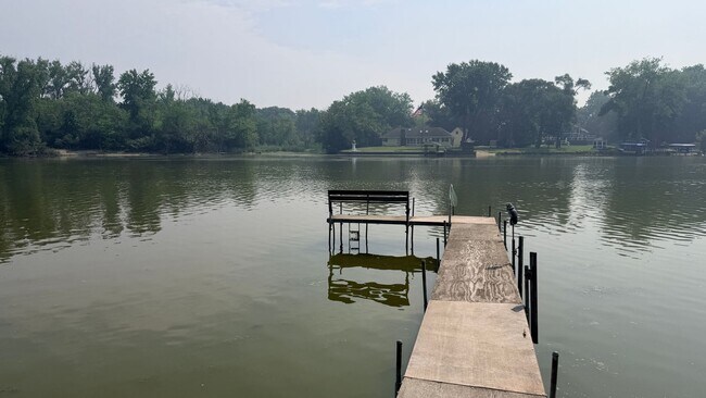 Foto del edificio - Riverfront Living on the Fox: 2 Bed, 1 Bath with Private Dock and Oversized Garage