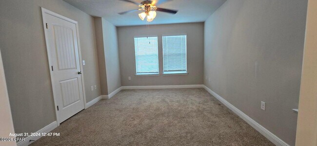 Foto del edificio - 5837 Bay Pl