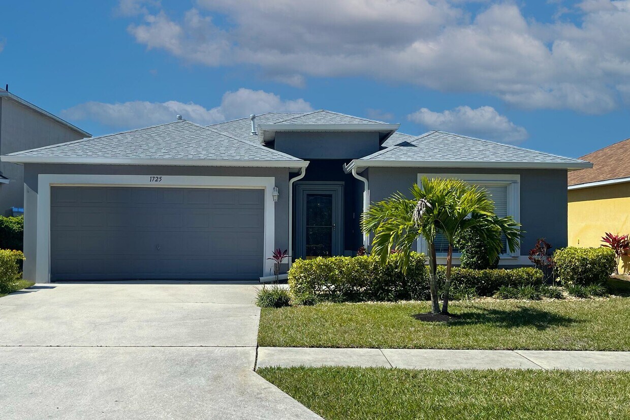 Primary Photo - 1725 La Maderia Dr