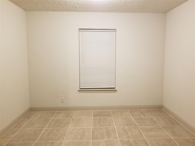 Building Photo - 801 Benbrook Dr