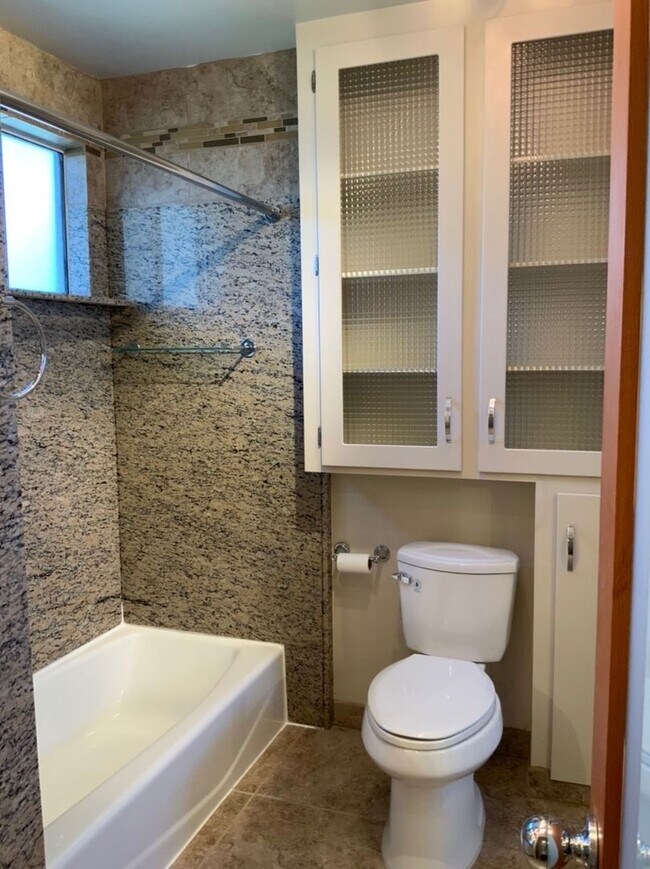 Foto del edificio - Remodeled one bedroom/1 bath upper unit - ...