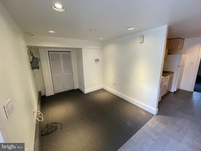 Building Photo - 433 Manor Pl NW