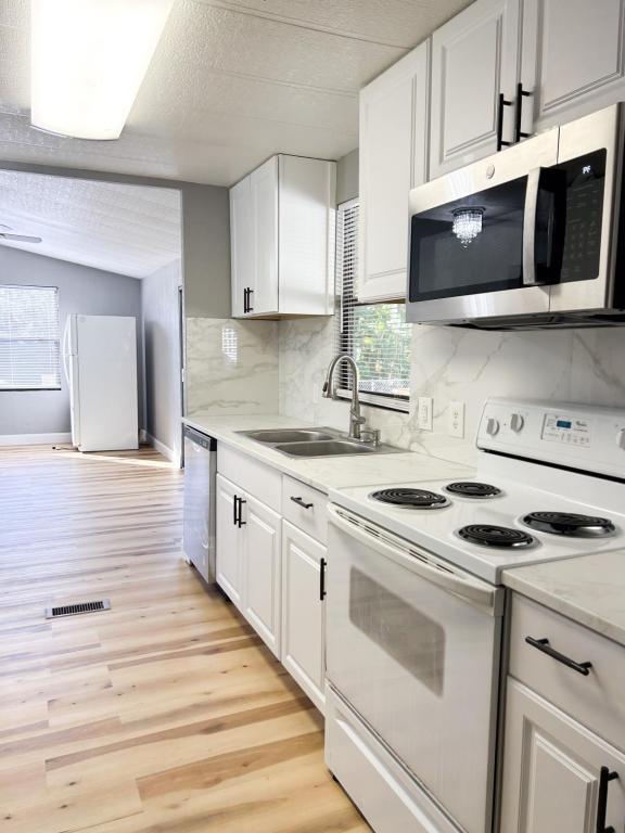 Building Photo - 3353 Hill Top Dr