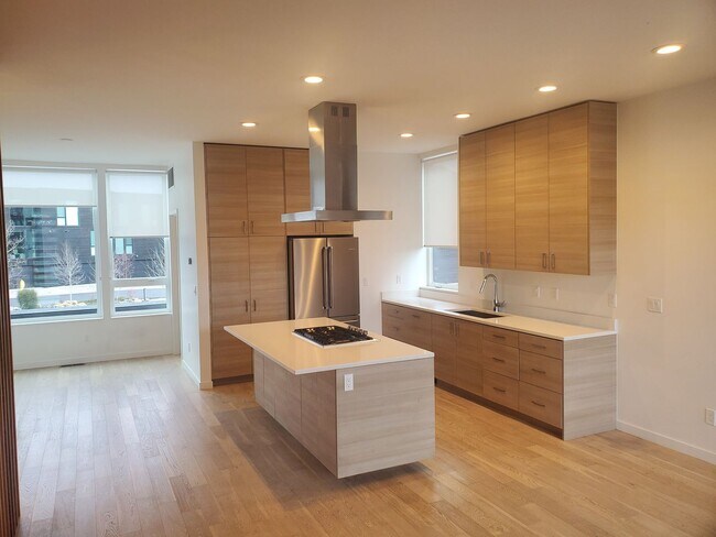 Foto del edificio - 3 Bedroom 3.5 Bath River Views - Walk to Old Mill