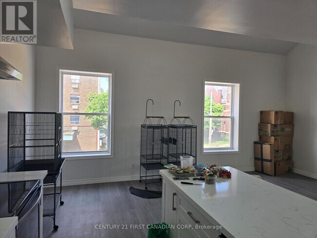 Building Photo - 387 Maitland St