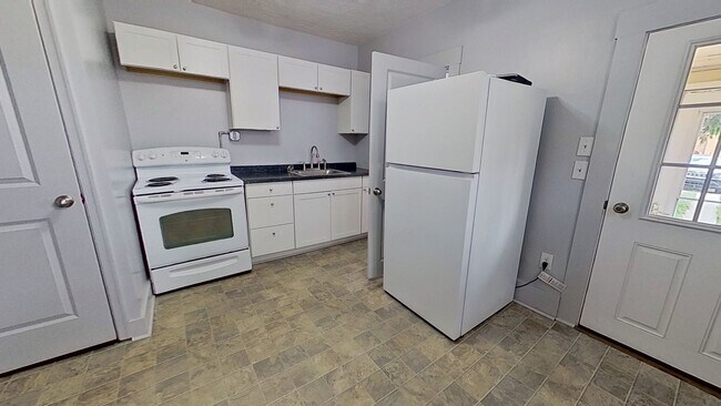Building Photo - 1st Floor Apartment