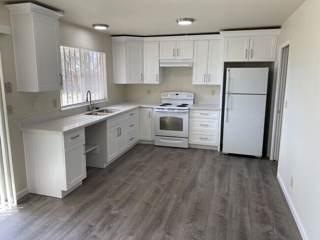 Building Photo - 3 Bedroom, 2 Bath, 1126 Square Foot Home