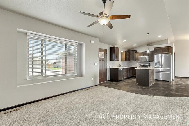 Building Photo - 513 Pride Ct