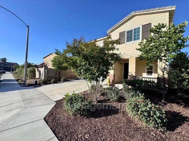 Foto del edificio - 24282 Red Spruce Ave
