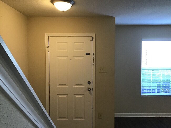 Building Photo - 822 Sinclair Drive