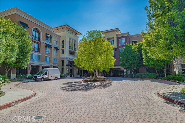 Foto del edificio - 24595 Town Center Dr