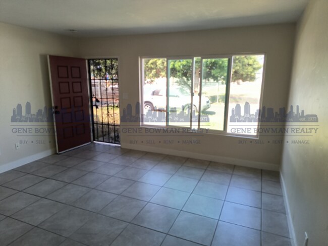 Building Photo - Fully Remodeled 3 bed 1 Bath Duplex Availa...