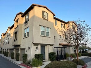 Building Photo - 957 S Bluff Rd