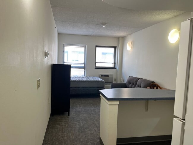 Interior Photo - 407 College Ave