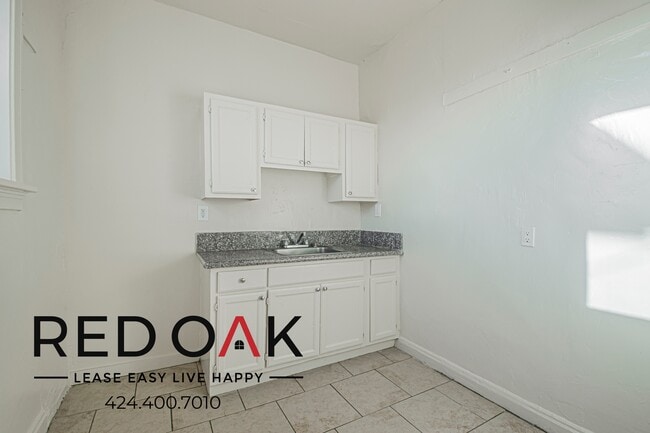 Building Photo - 1000 S Grand View St