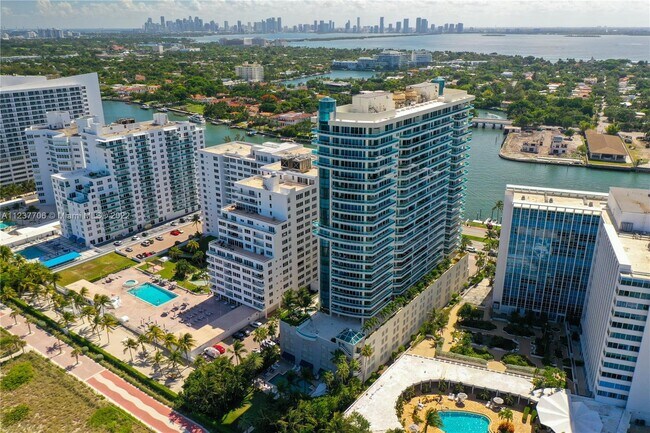 Foto del edificio - 5025 Collins Ave
