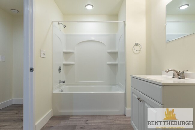 Foto del edificio - Updated 4BR 2 Full Bath House with Parking!