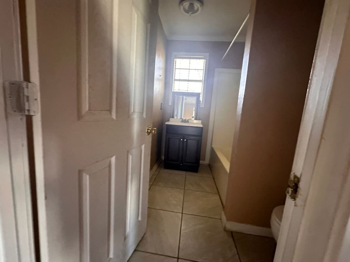 Foto principal - Spacious 3/2 available now!