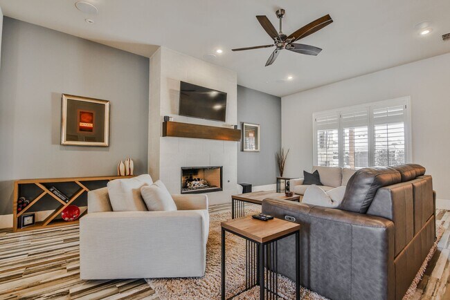 Foto del edificio - Stunning 4-Bedroom Luxury Home with Resort-Style Pool in Prestigious Oakmont Estates – Available ...