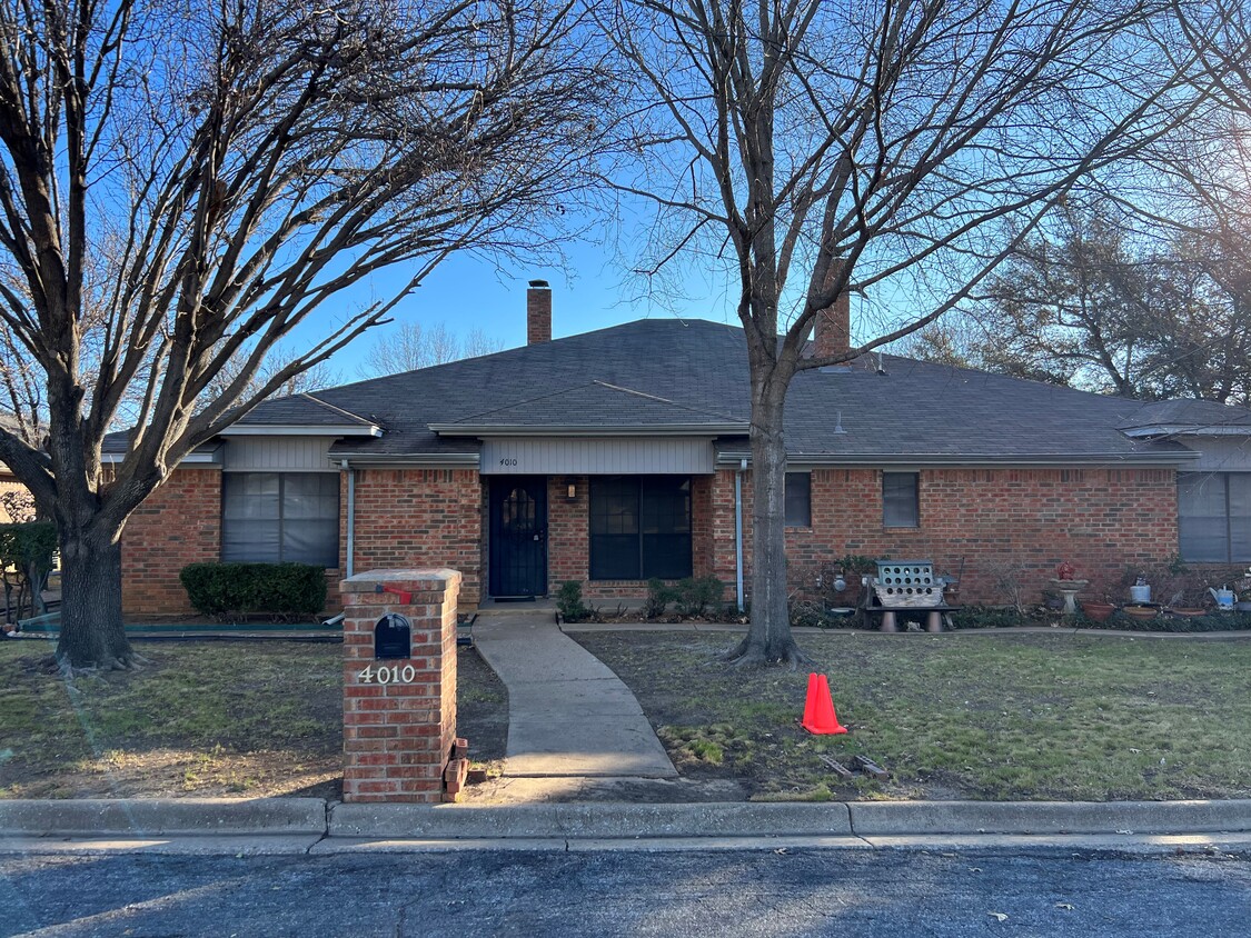 Primary Photo - 4010 Garden Park Dr