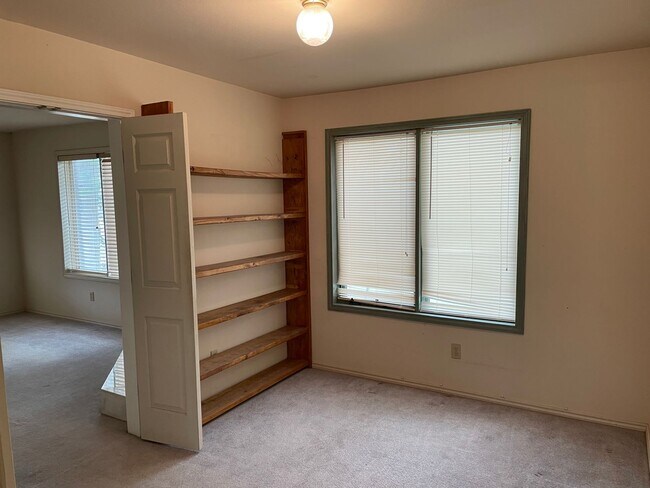 Building Photo - Spacious 4/3.5 in Tech Terrace Pre-Leasing...