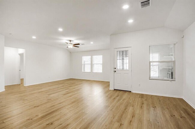 Building Photo - 525 Sebring Cir