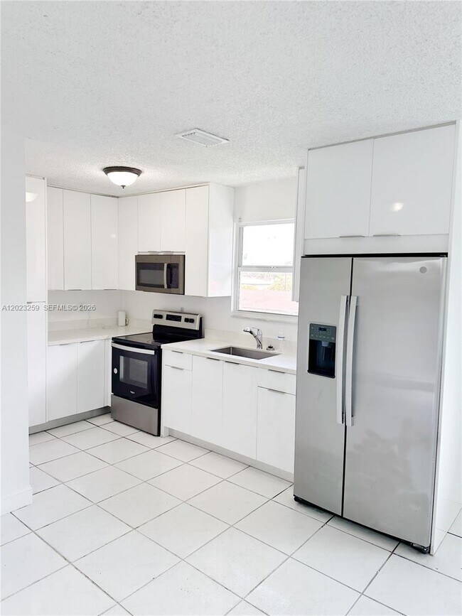 Foto del edificio - 325 W 60th St