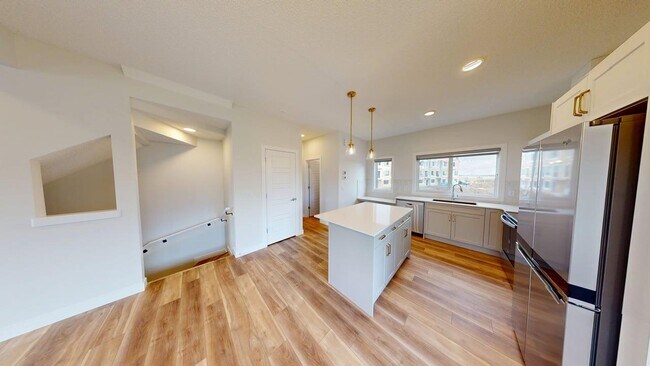 Photo du bâtiment - NEW! 3 bedroom, 2.5 bathroom townhouses for rent in Glenridding Edmonton!