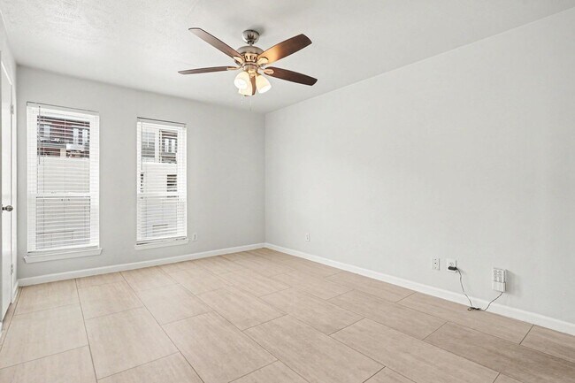 Foto del edificio - 5926 Sandhurst Ln