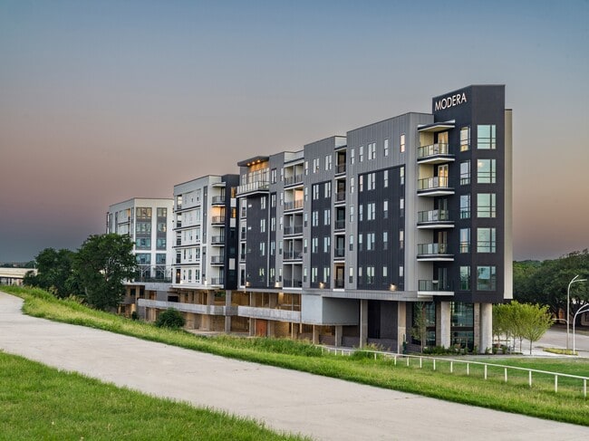 Building Photo - Modera Trinity